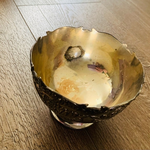 Vintage F.B. Rogers Silver Plate Ornate Floral Relief Pedestal Bowl - Picture 4 of 13